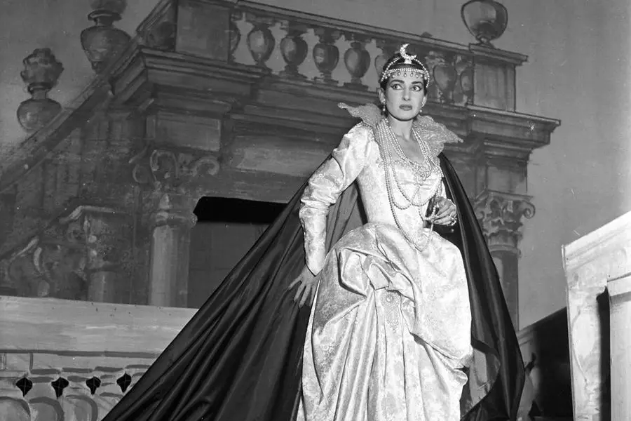 20070904 - MILAN - ACE - CALLAS, THE WORLD REMEMBERS HER 30 YEARS AFTER THE PASSAGE. An archive image of Maria Callas on stage with Iphigenia. ''She was for singing what Toscanini was for conducting,'' Riccardo Muti once said about Maria Callas. 30 years after the death of the great singer, which occurred on 16 September 1977, it seems, as the exact day of the anniversary approaches, surprises and initiatives are multiplying: ranging from the discovery in London of an unreleased recording of a '73 concert with Di Stefano to the major events organized in Milan by La Scala, of which the official presentation is today. And there is also a mystery, the theft and discovery of one of his costumes from an exhibition underway in Athens. ANSA/UFF PRINT LA SCALA/DC