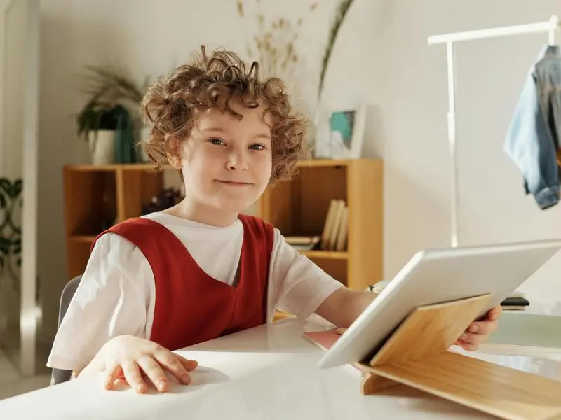 «Smartphone e tablet a scuola: cosa fare se è la maestra che obbliga a usarli per i compiti»