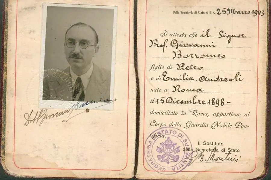 La carta d\\u2019identit\\u00E0 falsa di Pietro Borromeo, con la firma dell\\u2019allora sostituto della Segreteria di Stato in Vaticano Giovanni Battista Montini, il futuro Paolo VI