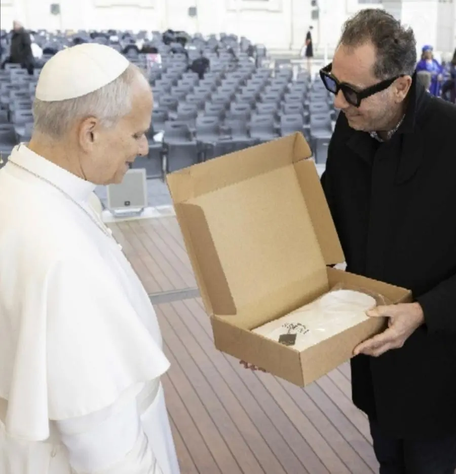 Giuseppe Bruni, 57 anni, dona la sua camicia a papa Leone XIV.