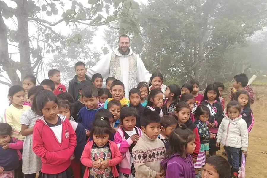 Padre Angelo Esposito con i bambini da lui assistiti in Guatemala.