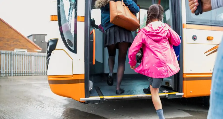 Minori lasciati giù dai mezzi pubblici, quando la regola dimentica l'umanità