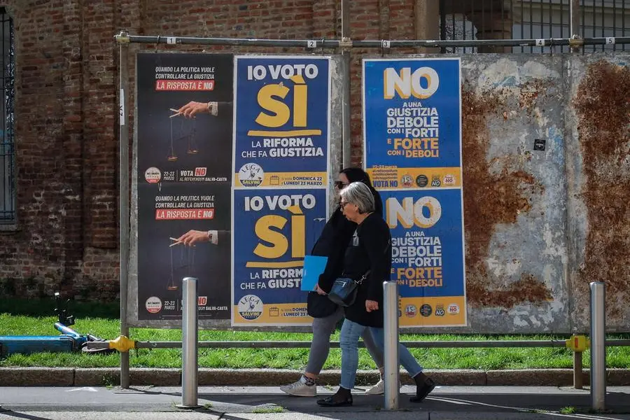 Manifesti per il referendum Giustizia del 22 e 23 marzo a Milano , ANSA