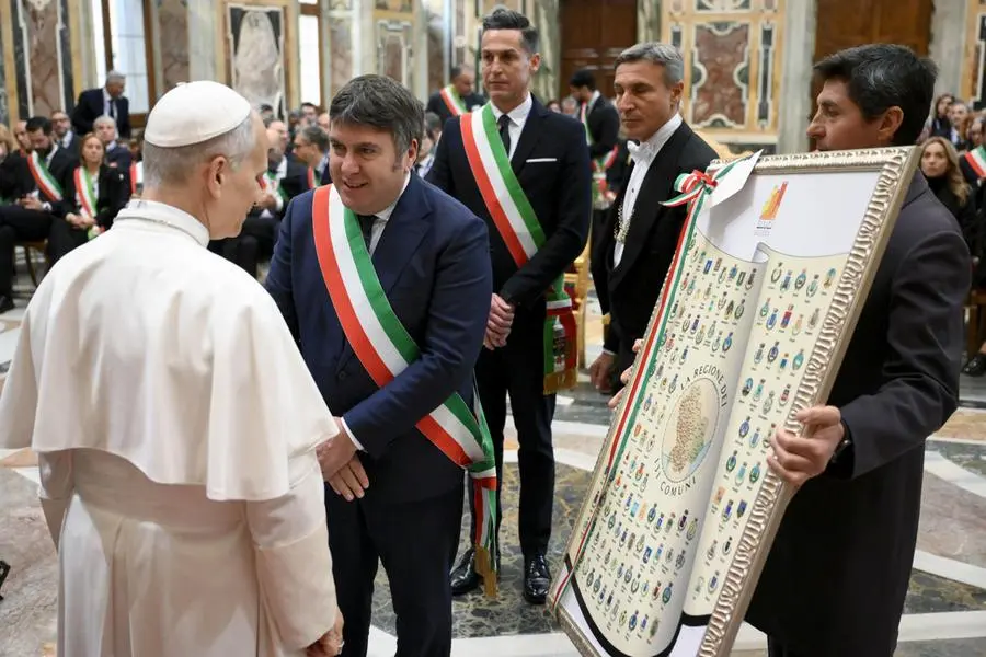 Il Papa durante l\\'incontro con i sindaci dell\\'Anci , ANSA