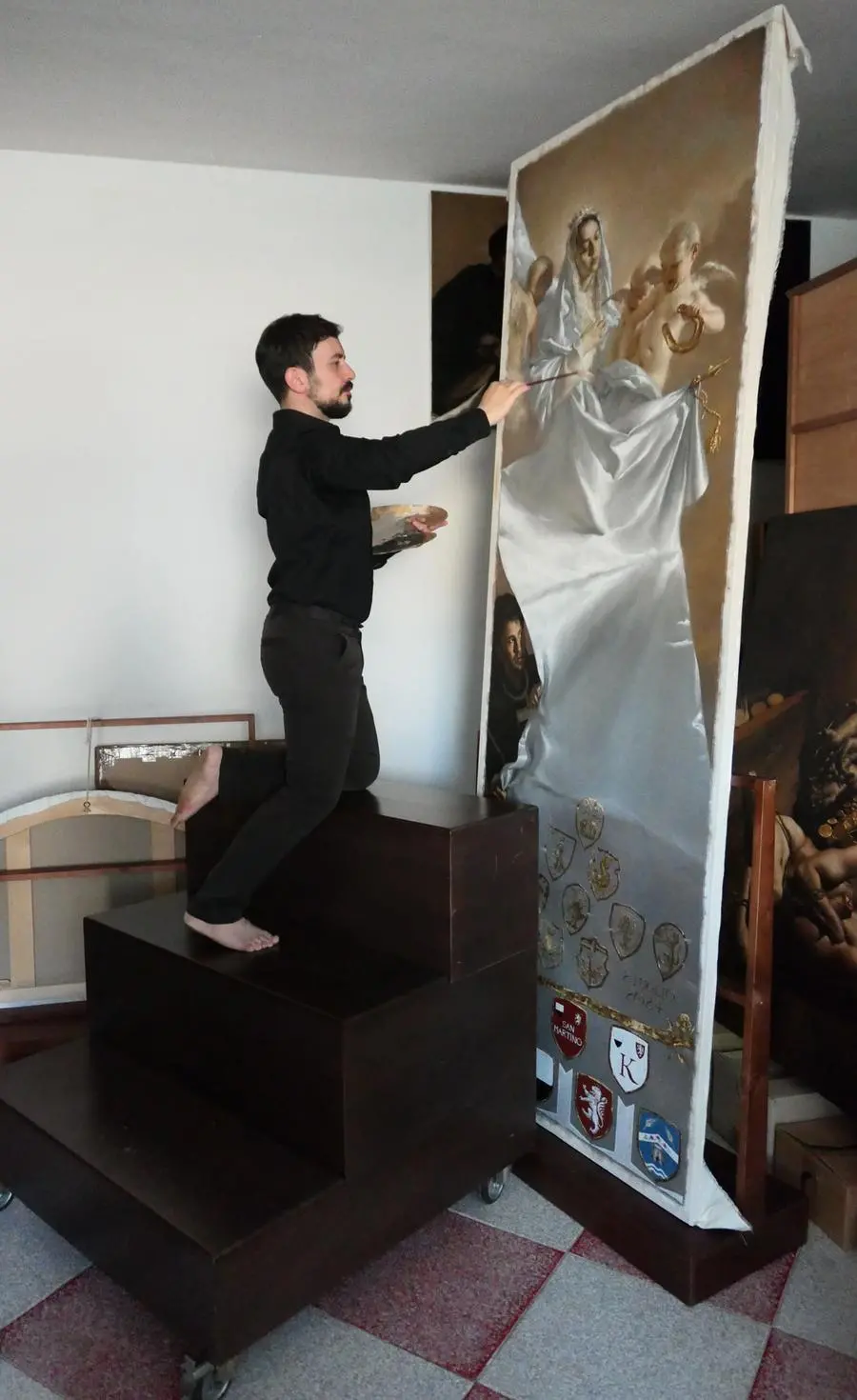 Giovanni Gasparro mentre dipinge