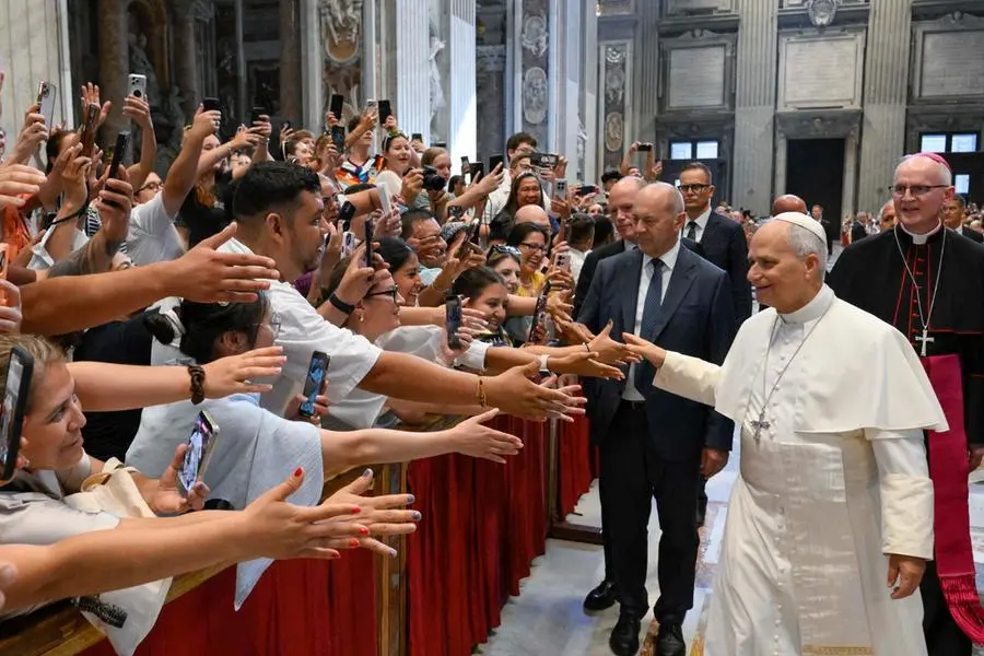 Il Papa mentre saluta i fedeli nella Basilica di San Pietro
