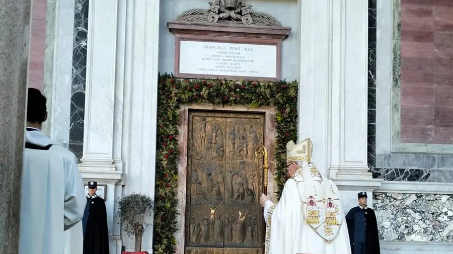 «Chi ha attraversato la Porta santa diventi pellegrino di speranza per il mondo»