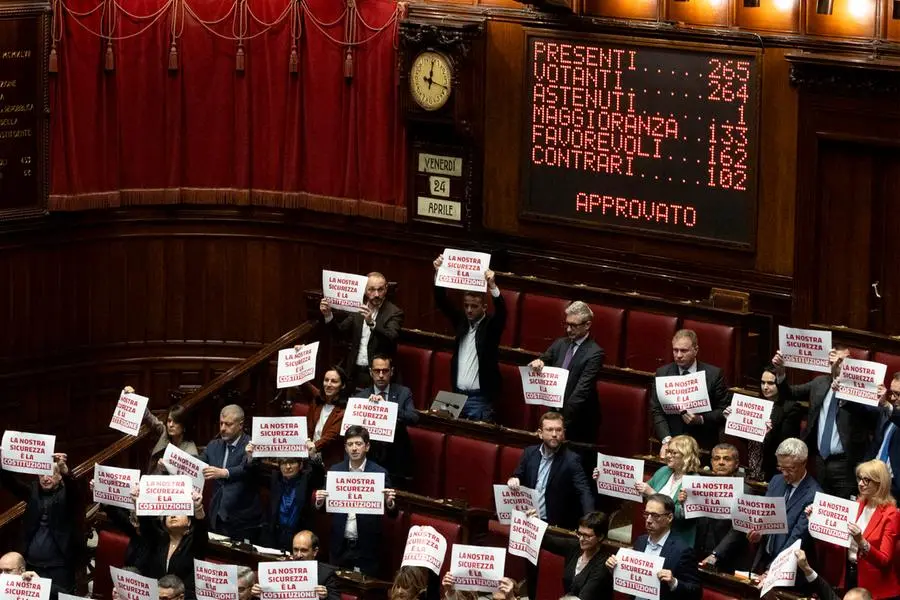 Protesta all\\'approvazione definitiva del decreto sicurezza alla Camera: le opposizioni hanno mostrato cartelli con la scritta \"La nostra sicurezza \\u00E8 la Costituzione\", Roma, 24 aprile 2026. , ANSA