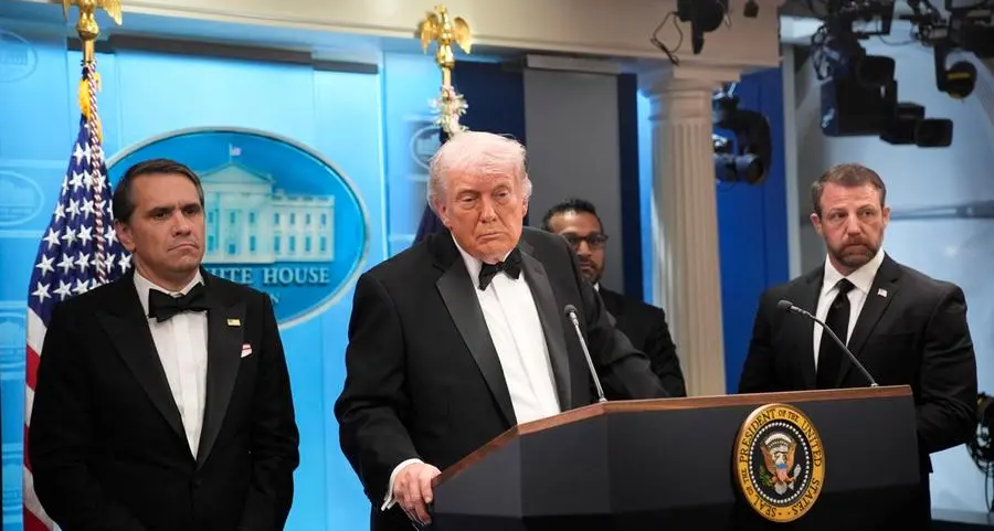 Terrore al galà di Trump. Spari con un ferito. E intanto il Tycoon blocca i negoziati con l’Iran