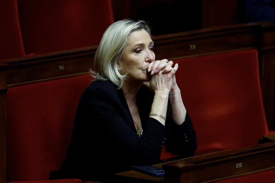 Marine Le Pen and the ankle hold, will she run to the Elysée with the electronic bracelet? Marine Le Pen and the ankle hold, will she run to the Elysée with the electronic bracelet?
