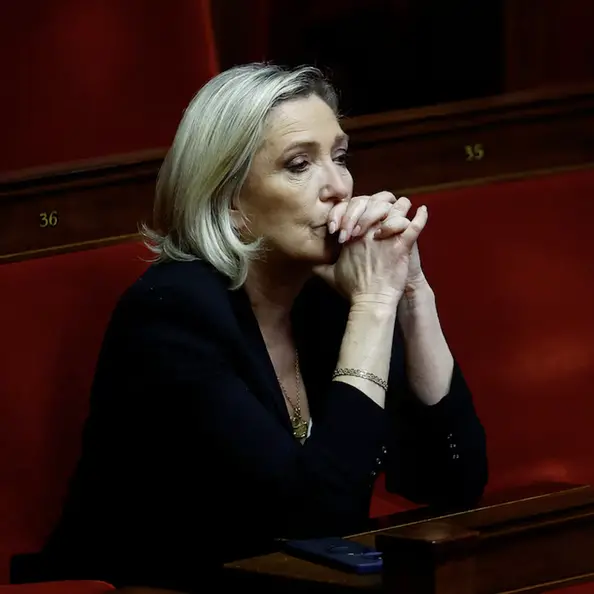 Marine Le Pen e la presa della caviglia, correrà all’Eliseo con il braccialetto elettronico?