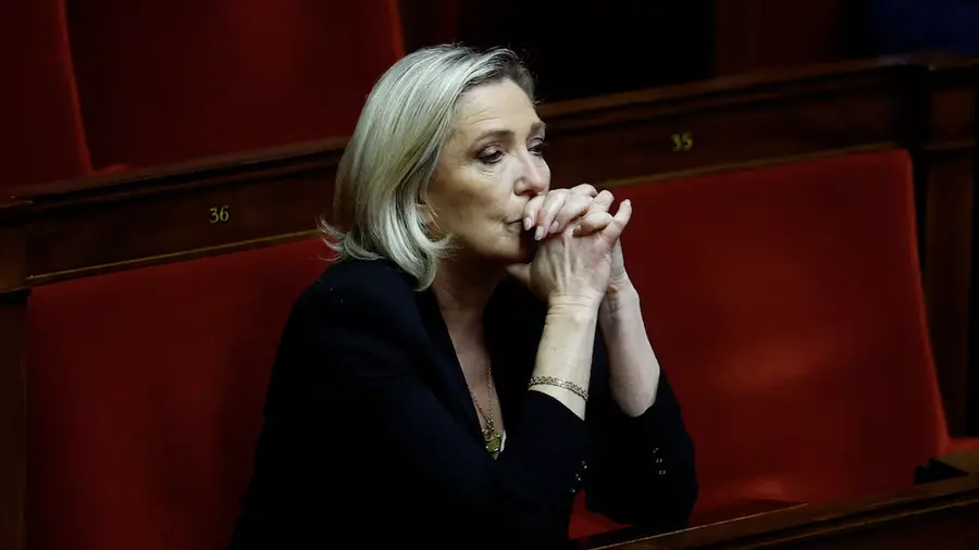 Marine Le Pen e la presa della caviglia, correrà all’Eliseo con il braccialetto elettronico?