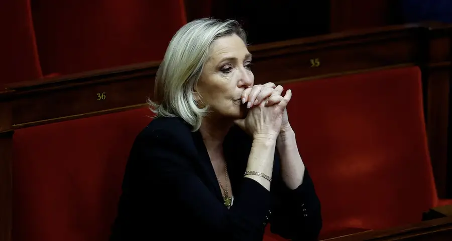Marine Le Pen e la presa della caviglia, correrà all’Eliseo con il braccialetto elettronico?