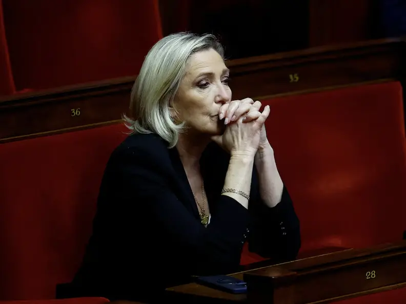 Marine Le Pen e la presa della caviglia, correrà all’Eliseo con il braccialetto elettronico?