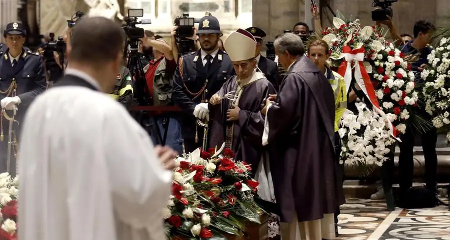 Funerali, il vademecum di Delpini: «Non c’è una tariffa per la parrocchia, i discorsi di commiato fuori dalla Messa. Le ceneri siano custodite al cimitero e non in casa»