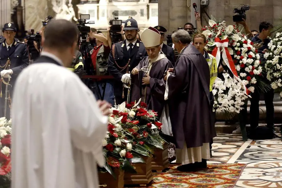 L\\u2019arcivescovo di Milano Mario Delpini celebra nel Duomo di Milano i funerali delle sei vittime dell\\u2019incendio nella Rsa Casa per Coniugi il 21 luglio 2023 , ANSA