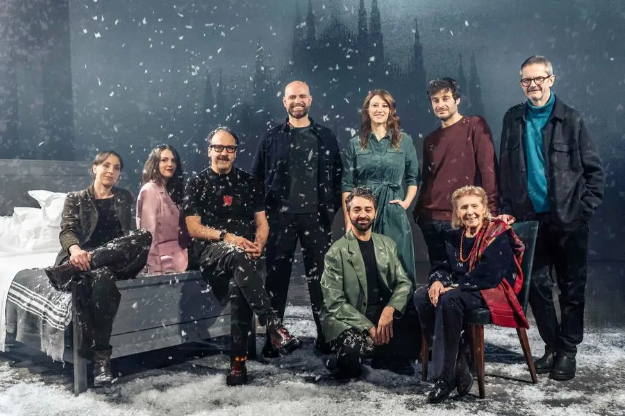 La squadra di \"Miracolo a Milano\": in piedi da destra il regista Claudio Longhi e Lino Guanciale. Prima seduta da destra, Giulia Lazzarini.