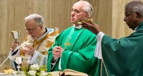 Il Papa: «Dio è padre e piange per i suoi figli»