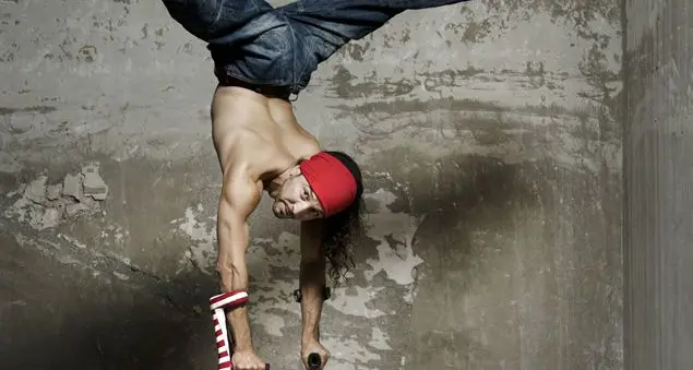 Dergin Tokmak, l'angelo con le stampelle