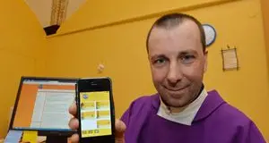 Don Valentino lancia l'App, e la sua parrocchia diventa 2.0