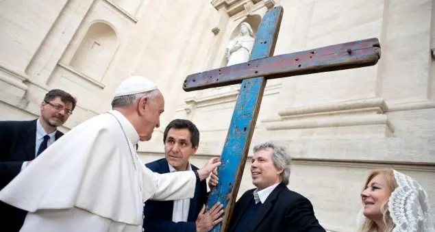 Il Papa e la croce di Lampedusa