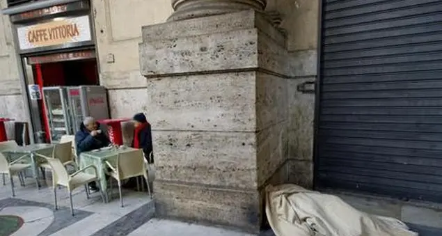 Papa: auguri e denaro per i clochard