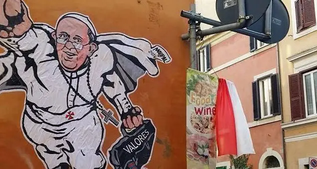 Il Papa in versione Superman su un muro di Roma