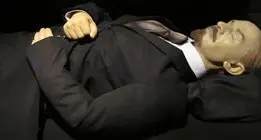 Lenin muore, Stalin ne fa un simbolo