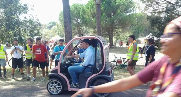 E la folla urla: \"Uno di noi\"