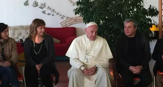 Il Papa visita a sorpresa i tossicodipendenti