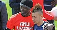 \"Espelli il razzismo dal calcio\". Ma in tanti campi di gioco...