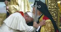 Tra il Papa e il Patriarca il bacio dell'unità
