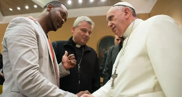 Poveri, il Papa dona 250 mila euro