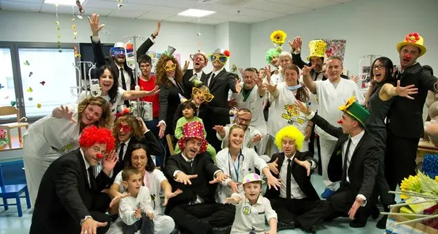 Le iene e i bambini in un canto di speranza