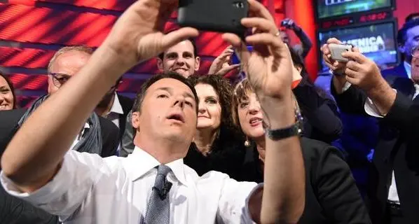 Tra il bonus e il selfie, c’è di mezzo il salotto (televisivo)