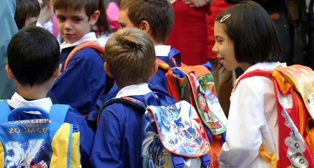 «Mio figlio costretto ad andare a scuola con specchio e rossetto»