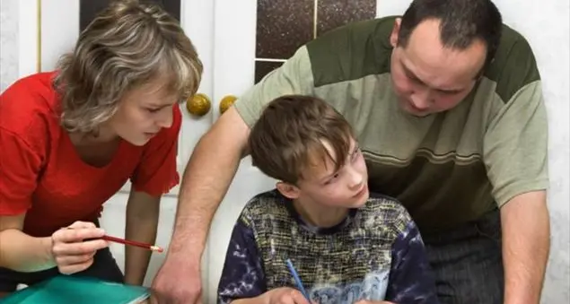 I compiti con la mamma: scene di ordinaria follia