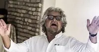 Il leader dei 5 Stelle contestato dagli angeli del fango
