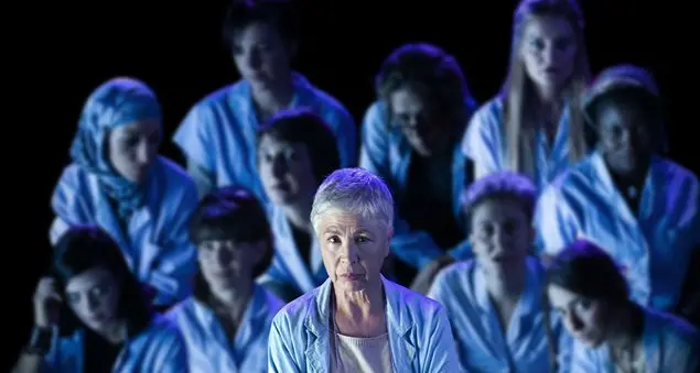 Ottavia Piccolo e i licenziati per 7 minuti