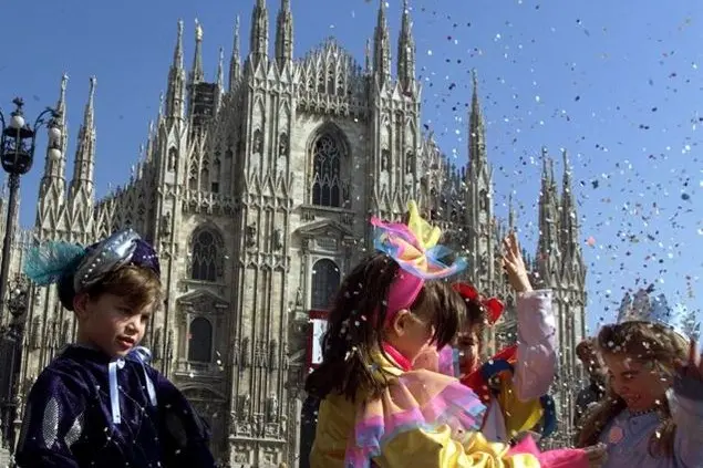 Bambini in maschera in piazza Duomo a Milano