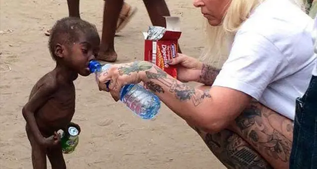 Bimbo abbandonato perché creduto uno \"stregone\". Lo salva una donna