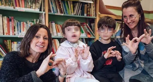 La lingua dei segni per giocare insieme ai compagni sordi