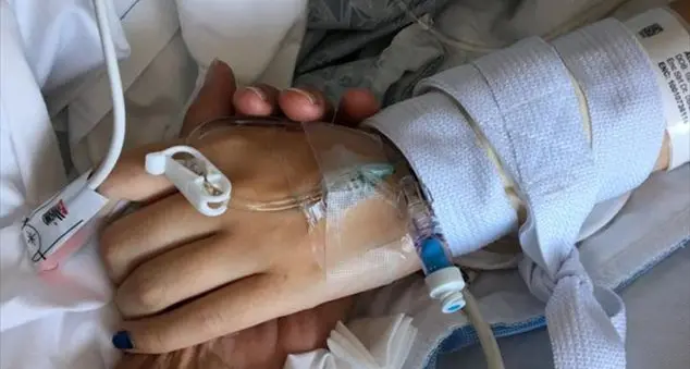 «Ecco come si è ridotta mia figlia a forza di bere»