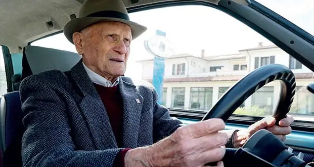 104 anni e guida ancora. «La patente, il mio elisir di lunga vita»