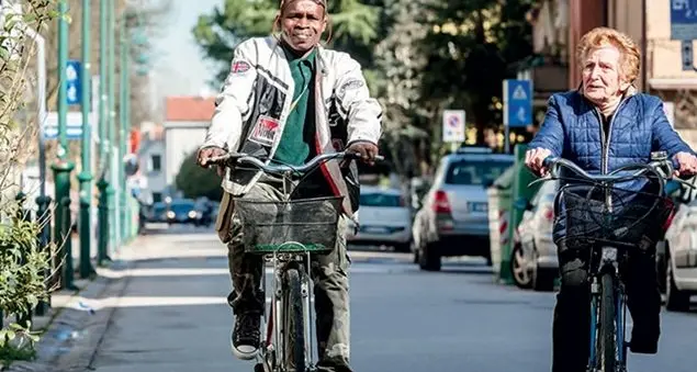 Una storia di solidarietà. E nonna Emma ospitò Bakary in casa sua