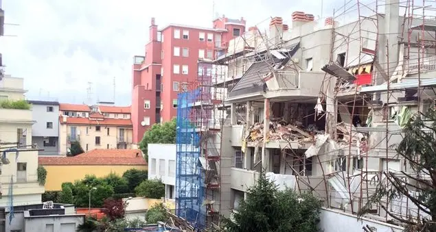 Come una bomba a Milano. Esploso palazzo per fuga di gas: 3 morti e due bimbe gravi