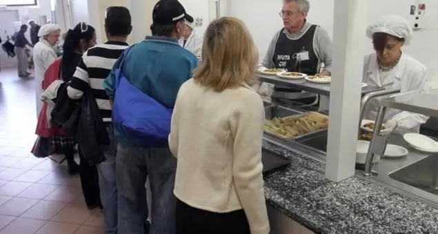 In coda per un pasto: la povertà in Italia vista dalla Caritas