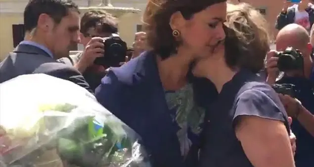 Laura Boldrini ai francesi: «Siamo una famiglia, andiamo avanti insieme»