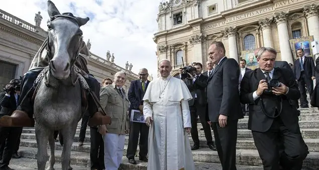 Il Papa: non è pazzo chi aiuta i poveri