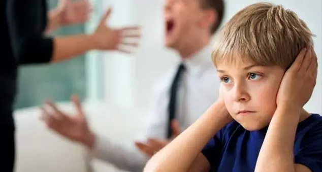 Crisi di rabbia e bestemmie: la violenza di un padre